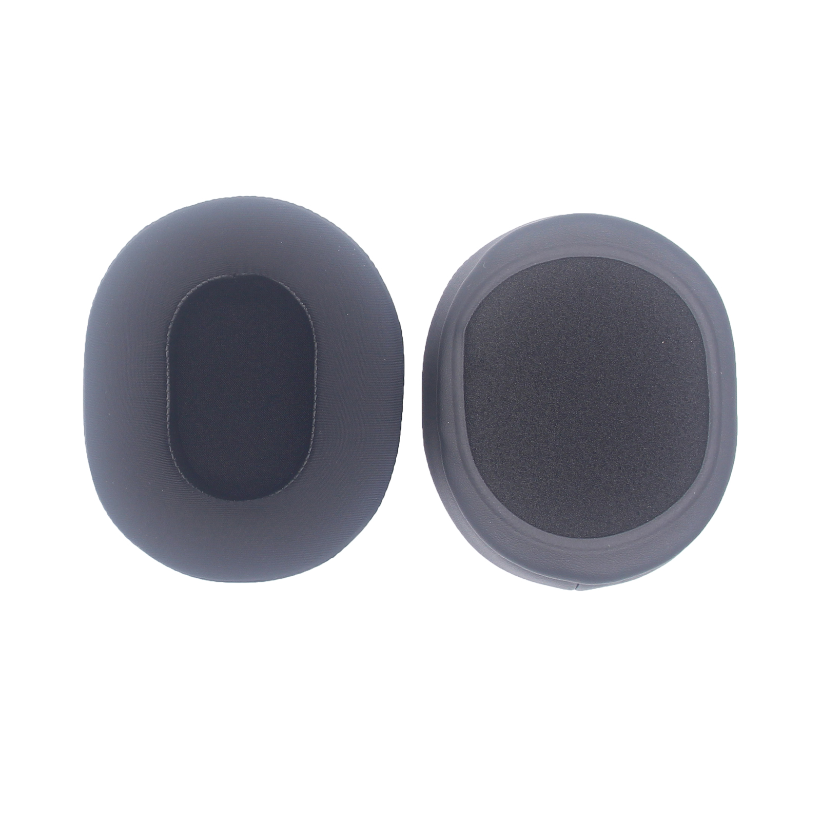 Dwie czarne poduszki na uszy, owalny kształt, z zagłębieniem pokrytym czarną siatką.