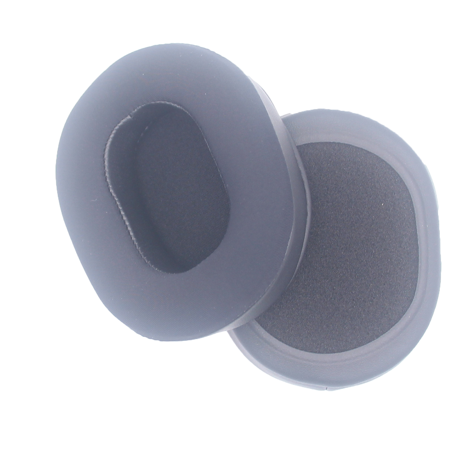 Dwie czarne nausznice. Ciemnoszara wyściółka. Białe tło. Akcesoria do słuchawek.