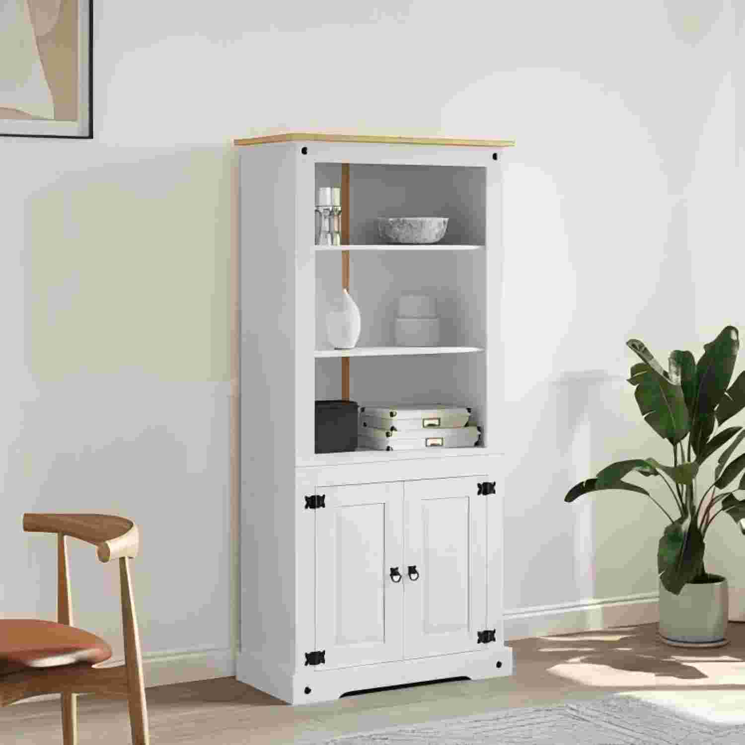 Ein weißer Schrank mit Regalen und Türen. Es gibt Gegenstände auf den Regalen und oben auf dem Schrank.