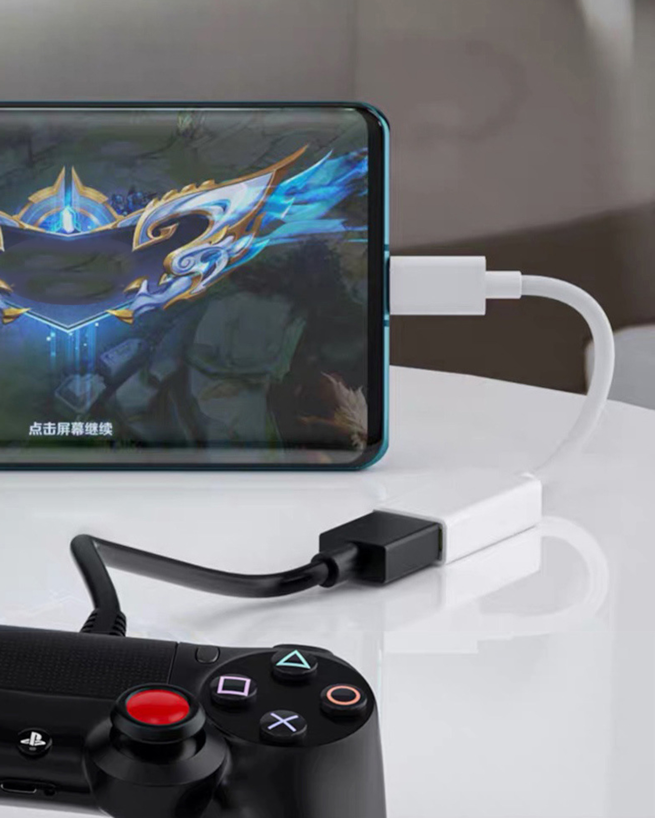 Telefon mit Controller verbunden. Weißes Kabel. Spiel auf dem Bildschirm.