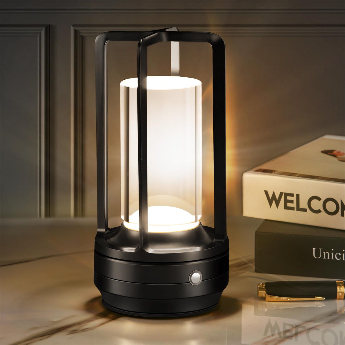 Schwarze Laternenlampe mit einem durchsichtigen zylindrischen Schirm und Licht auf Tisch.