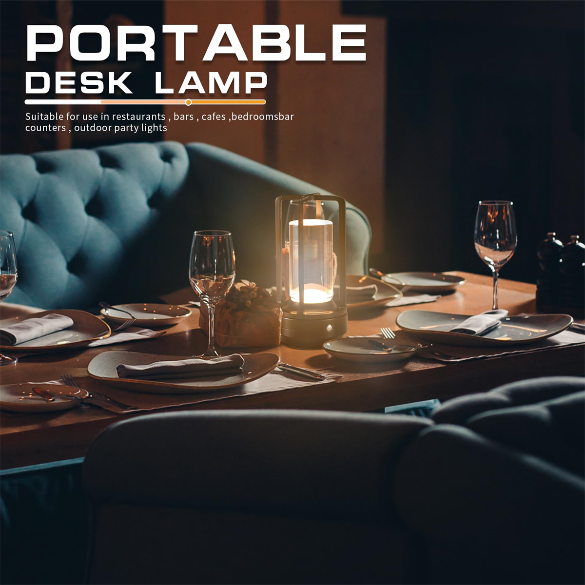 Ein Tisch, gedeckt für eine Mahlzeit, mit einer Schreibtischlampe. Beinhaltet Gläser, Teller und Gabeln.