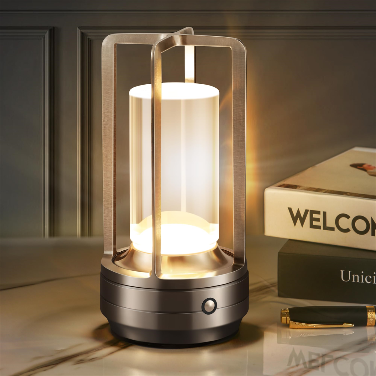 Eine zylindrische Lampe mit Licht auf einem Tisch.
