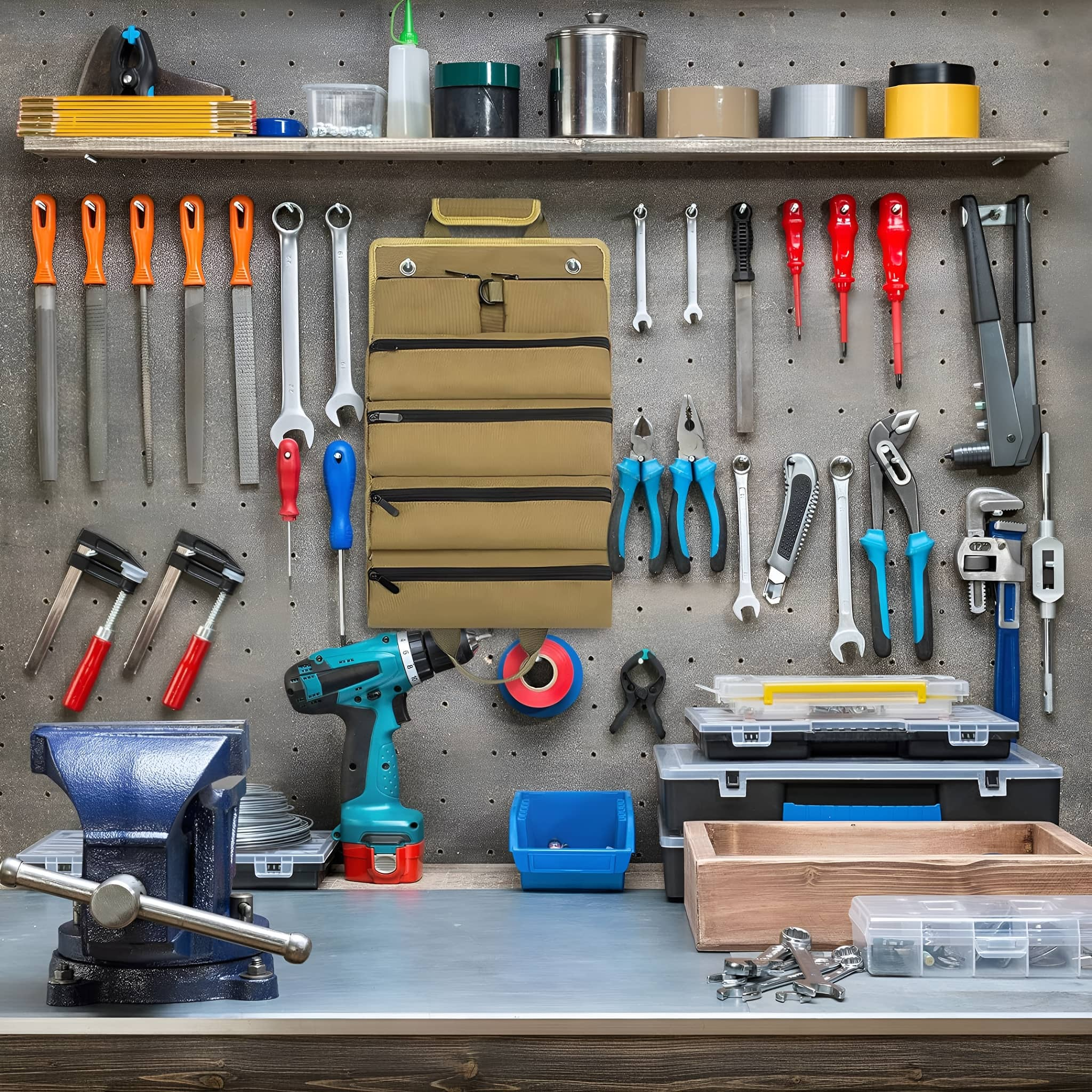 Werkbank mit Werkzeugen: Feilen, Schraubenschlüsseln, Schraubendrehern, einem Bohrer und einer Werkzeugrolle.