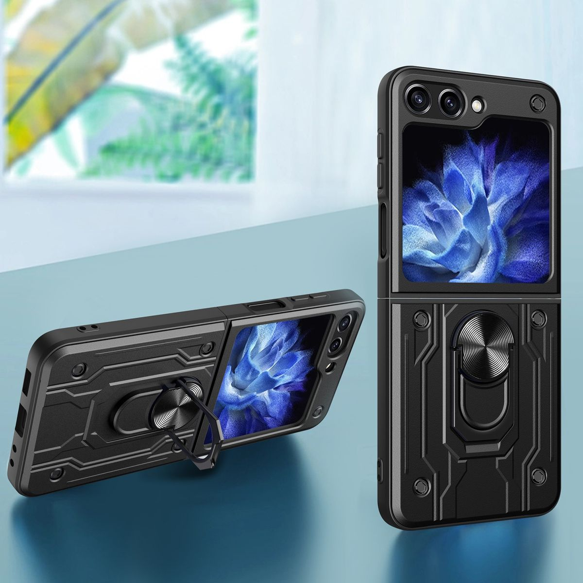 Schwarze Handyhülle, geöffnet und geschlossen, zeigt Telefon mit blauem Blumenhintergrund.