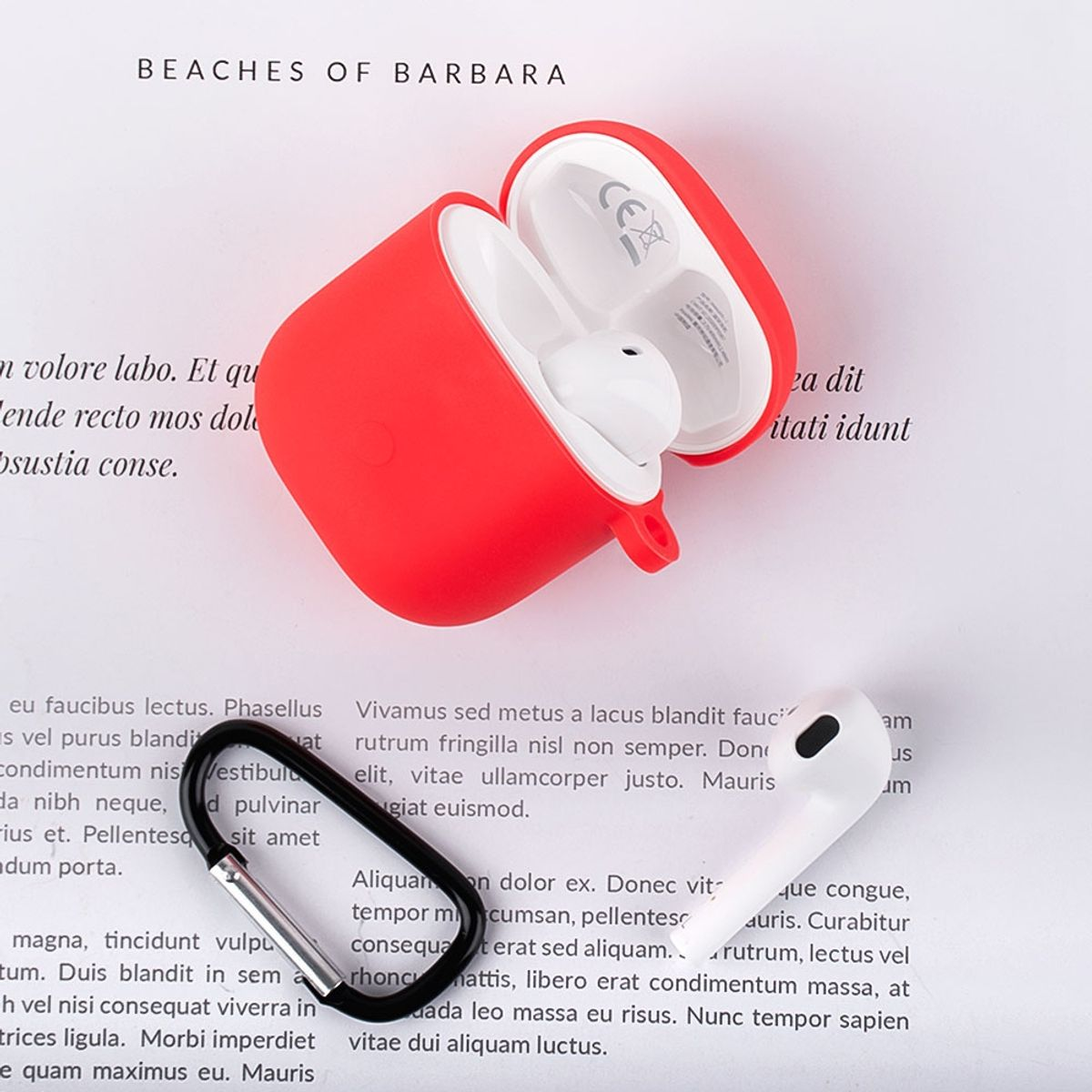 Rotes Kopfhörer-Etui mit Ohrhörern. Offen, auf weißem Hintergrund mit Text.