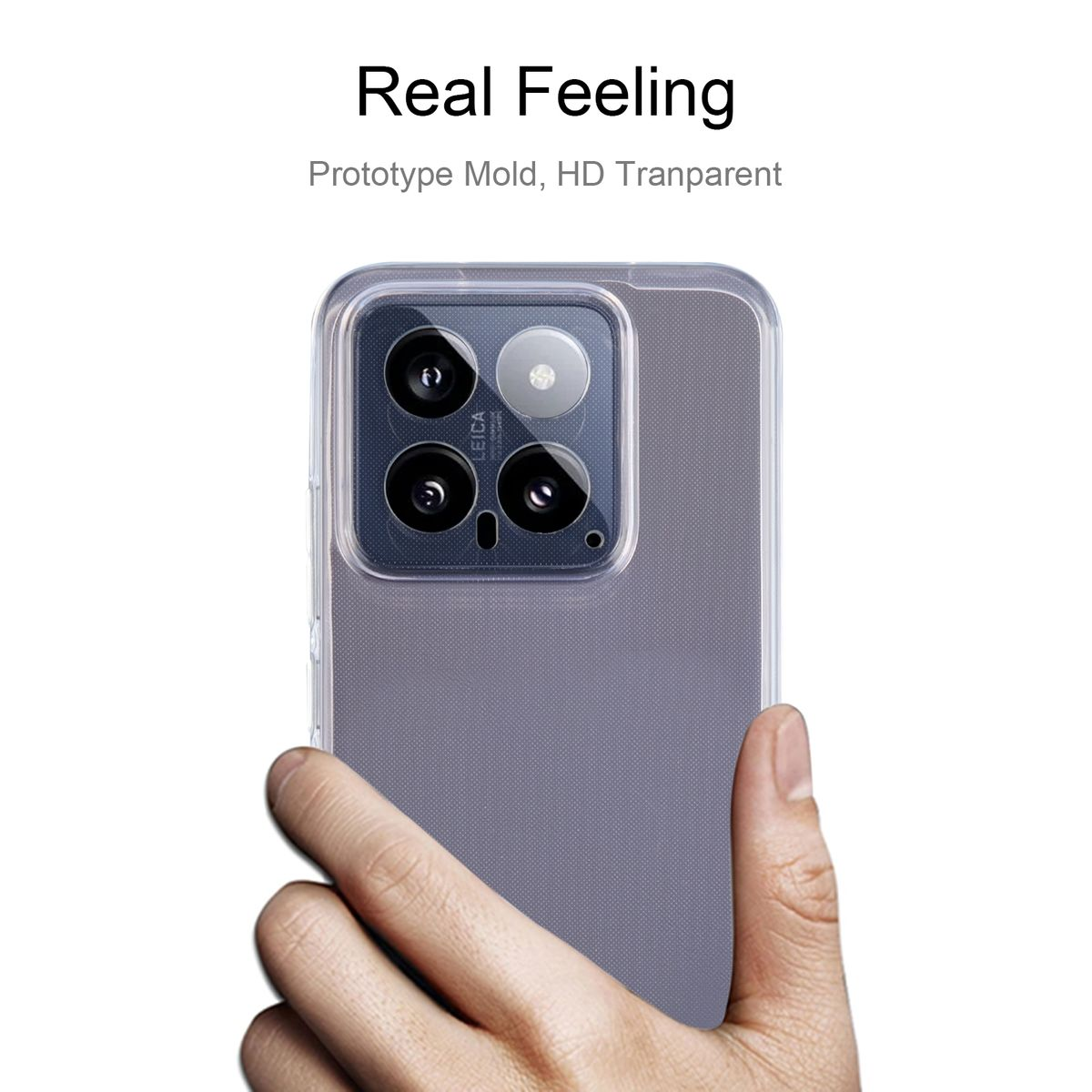 Eine Hand, die ein Telefon mit mehreren Kameralinsen hält. Das Telefon hat eine transparente Hülle mit Leica-Logo.