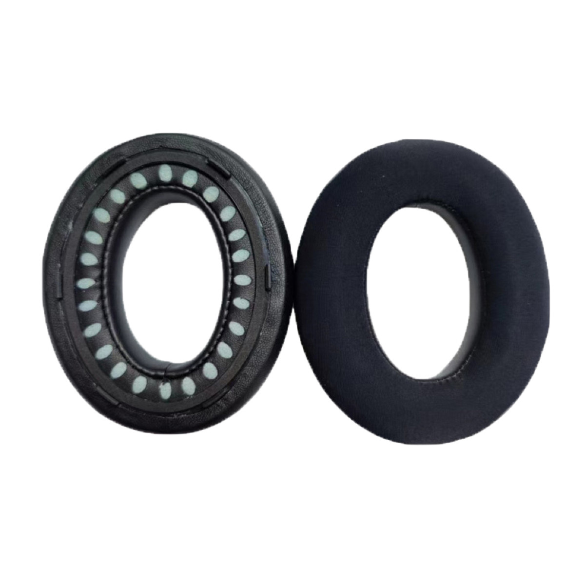 Para czarnych i szarych poduszek do słuchawek.