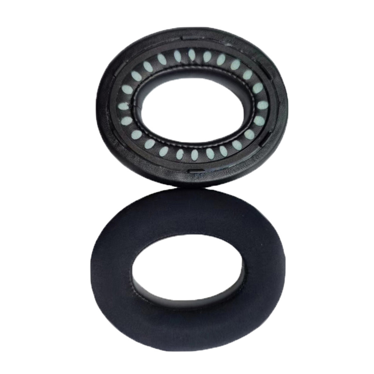 Para czarnych i białych nauszników. Jeden zdemontowany.