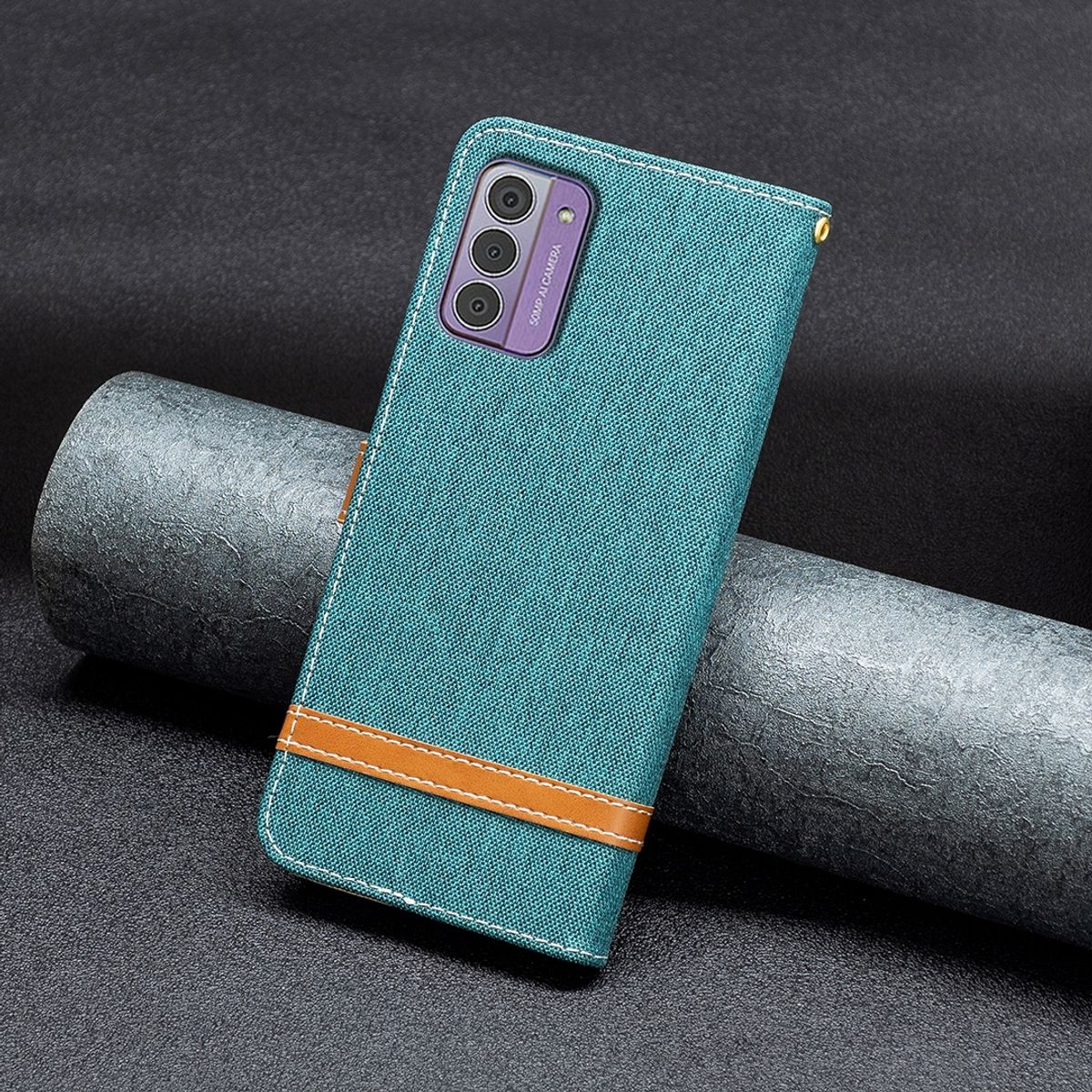 Türkisfarbenes Telefon-Portemonnaie mit braunem Riemen, auf dunkler Oberfläche.