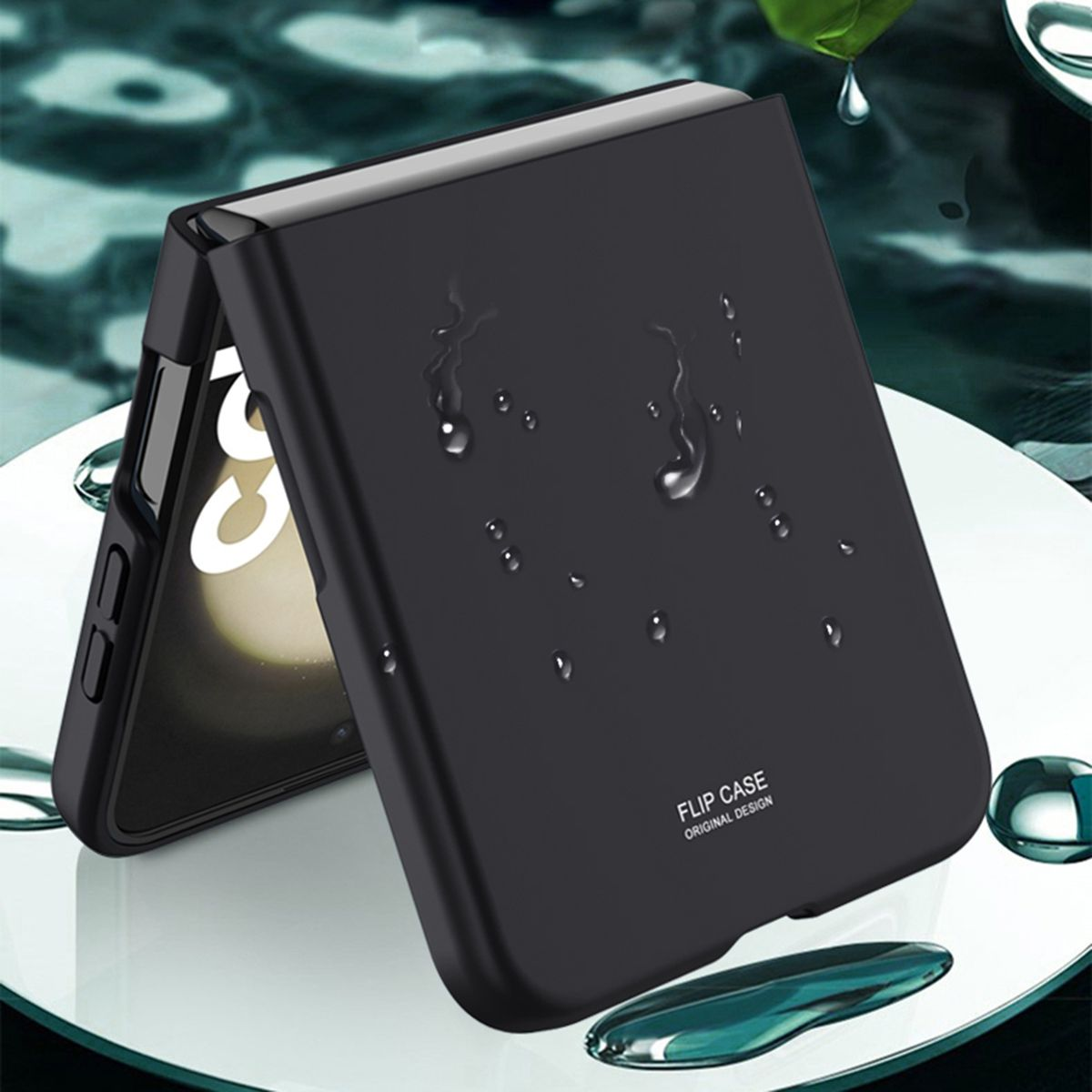 Eine schwarze Handyhülle ist leicht geöffnet, mit Wassertropfen darauf. Die Worte 'FLIP CASE' sind sichtbar.