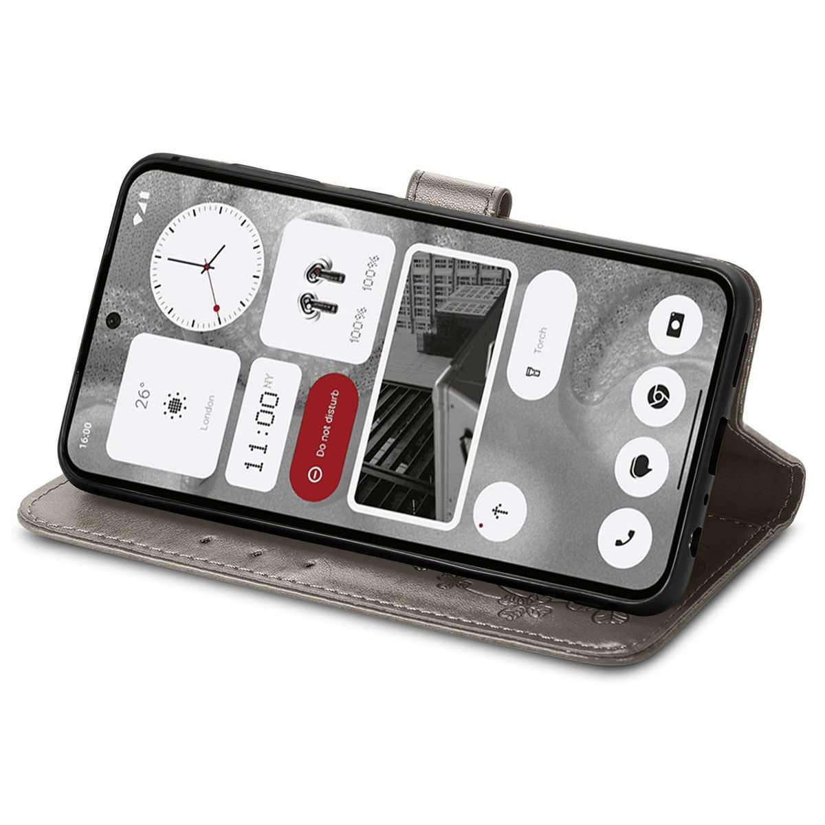 Graues Telefon in einer Folio-Hülle, das Widgets anzeigt. Die Hülle ist geöffnet und zeigt eine Uhr.