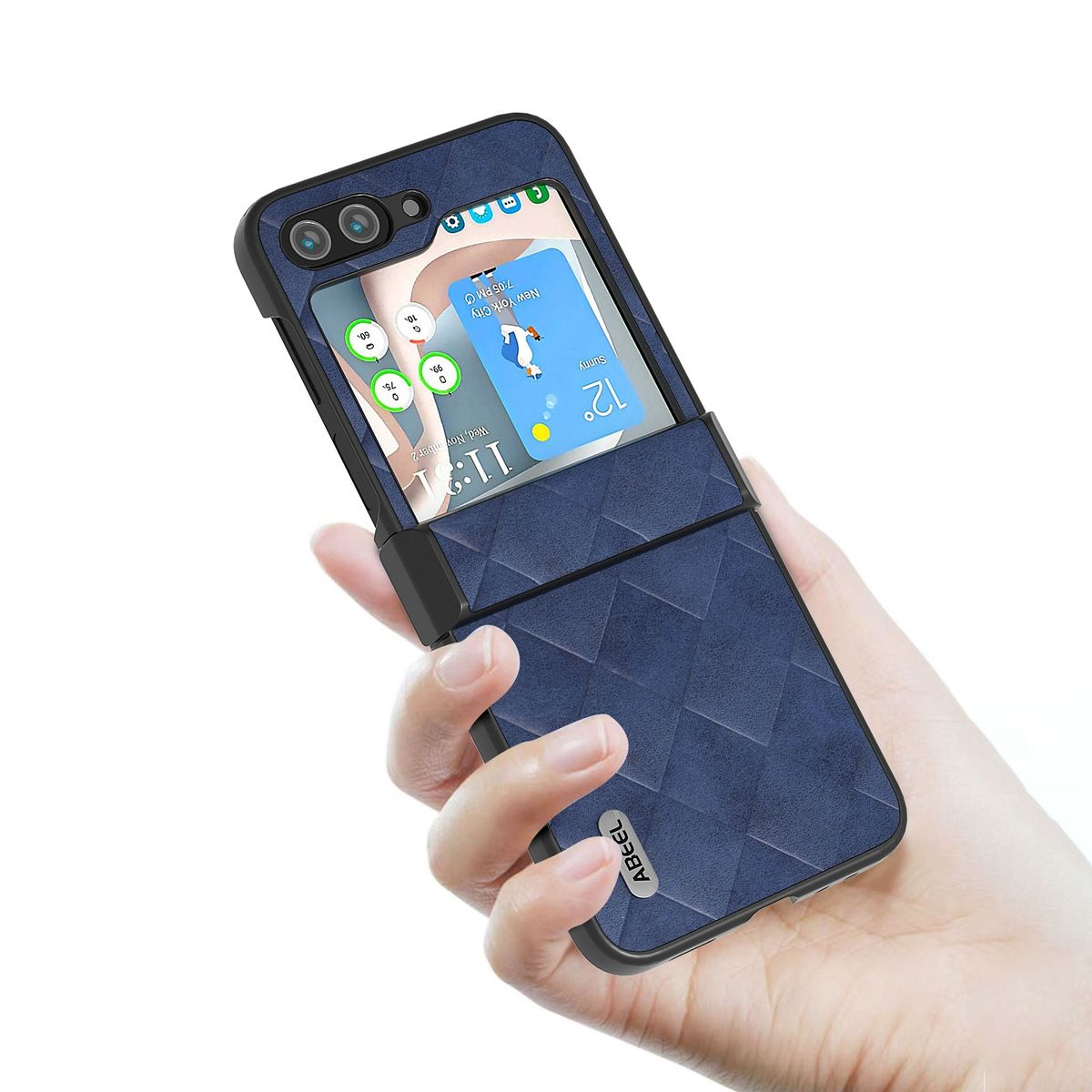 Marineblaues faltbares Telefon in der Hand, das einen Bildschirm mit Benutzeroberfläche zeigt.