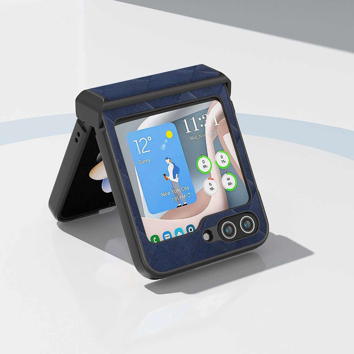 Ein blaues Telefon ist geöffnet und zeigt den Bildschirm. Das Telefon liegt auf einer hellen Oberfläche.