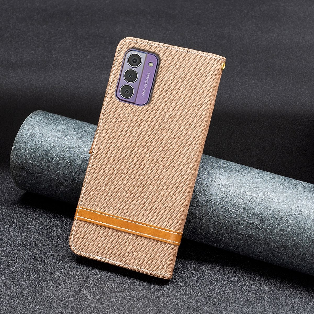 Eine braune Handyhülle mit einem Telefon darin. Ein brauner und goldener Streifen. Schwarzer Hintergrund.