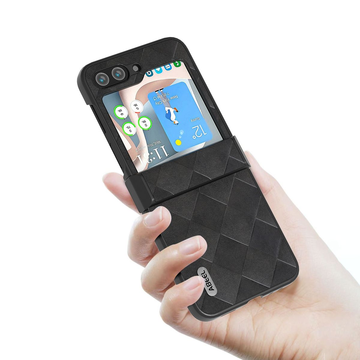Telefon in einer Hülle mit schwarzem Design, in einer Hand gehalten.