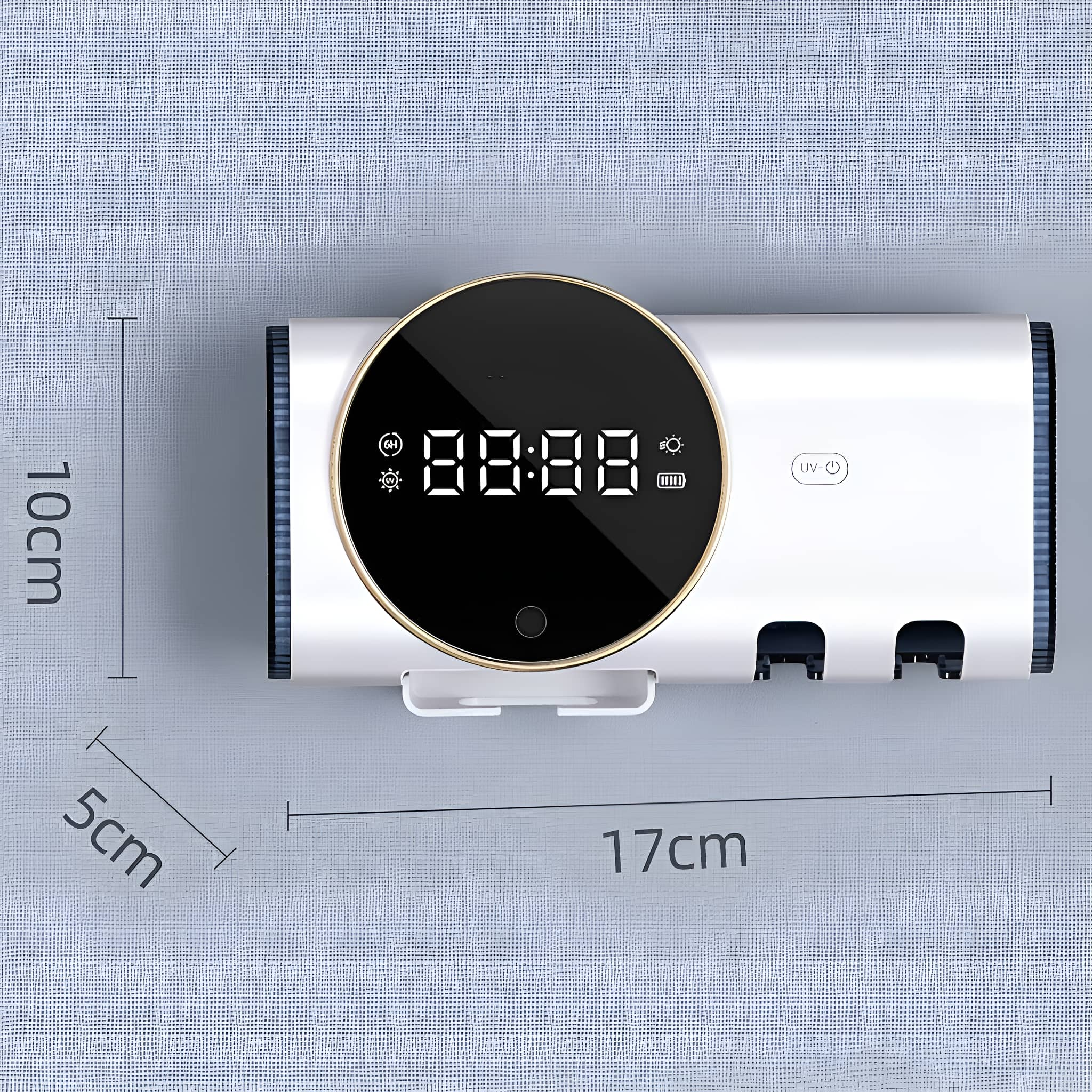 Digitaluhr und Zahnbürstenhalter. Uhr zeigt 08:08, 17cm breit, 10cm hoch.