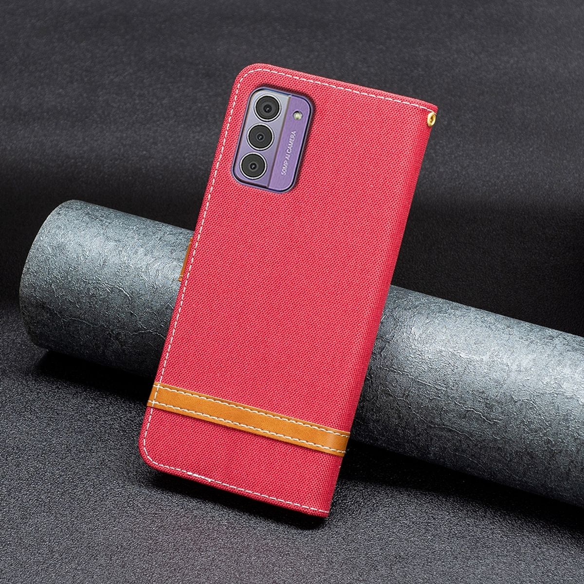 Rote Handyhülle mit braunem Riemen und Telefon. Das Telefon ist in einer Hülle, mit einem Ständer.