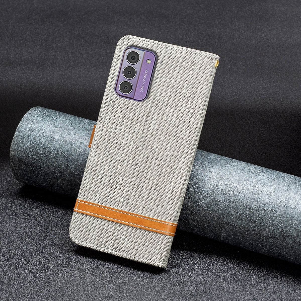 Graue Handyhülle mit braunem Riemen. Die Handyhülle ist offen mit einem Telefon darin. Die Hülle hat eine Kamera.