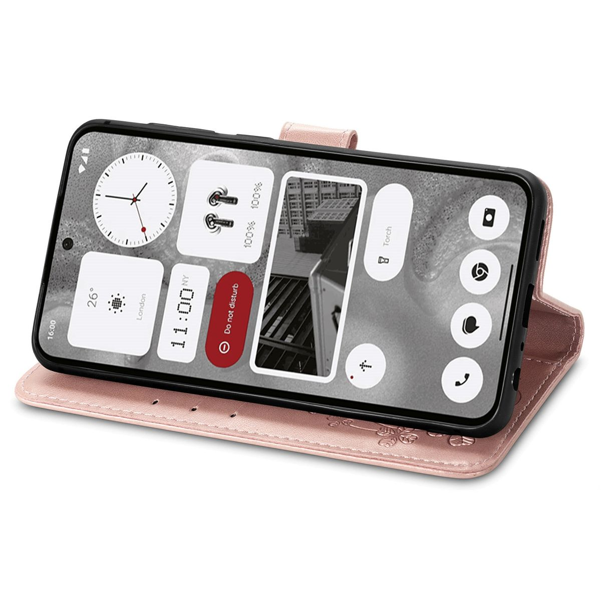 Telefon in rosa Hülle geöffnet. Der Bildschirm zeigt Zeit, Benachrichtigungen und Widgets.