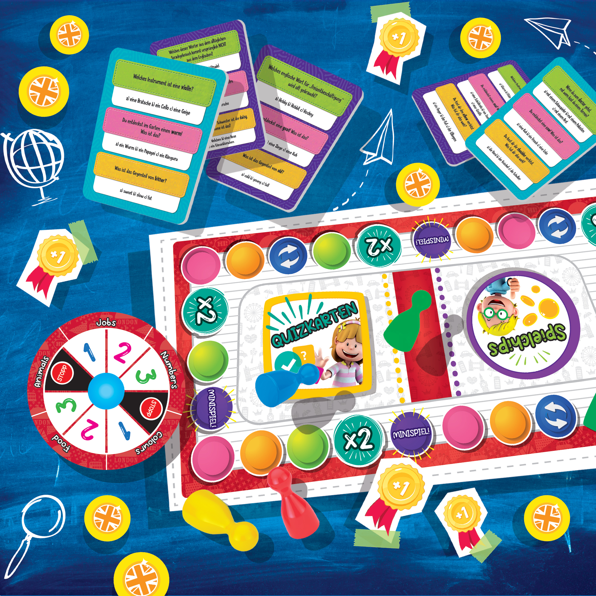 Brettspiel-Setup. Karten, Spielsteine, Würfel und ein Spinner sind auf einer blauen Oberfläche verstreut.