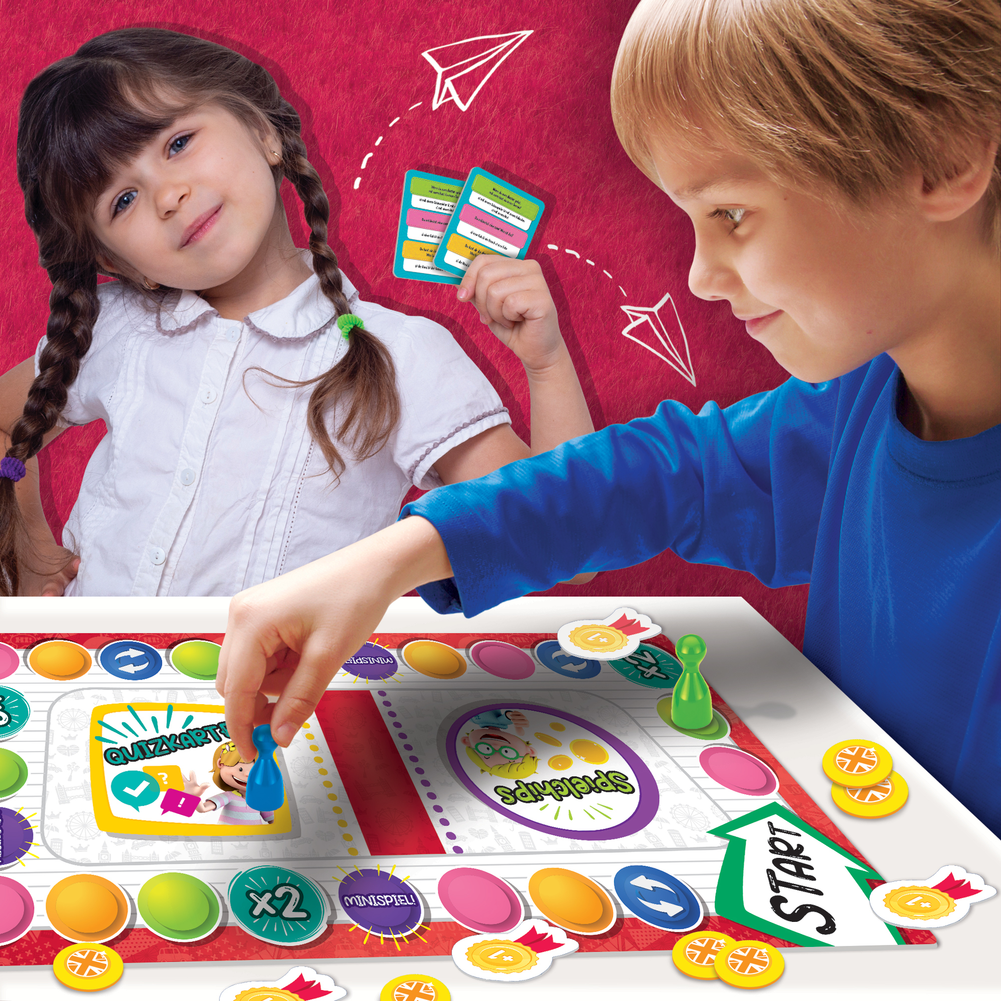 Zwei Kinder spielen ein Brettspiel mit Karten und Spielsteinen auf einem Tisch. Das Spiel hat einen Startpfeil.