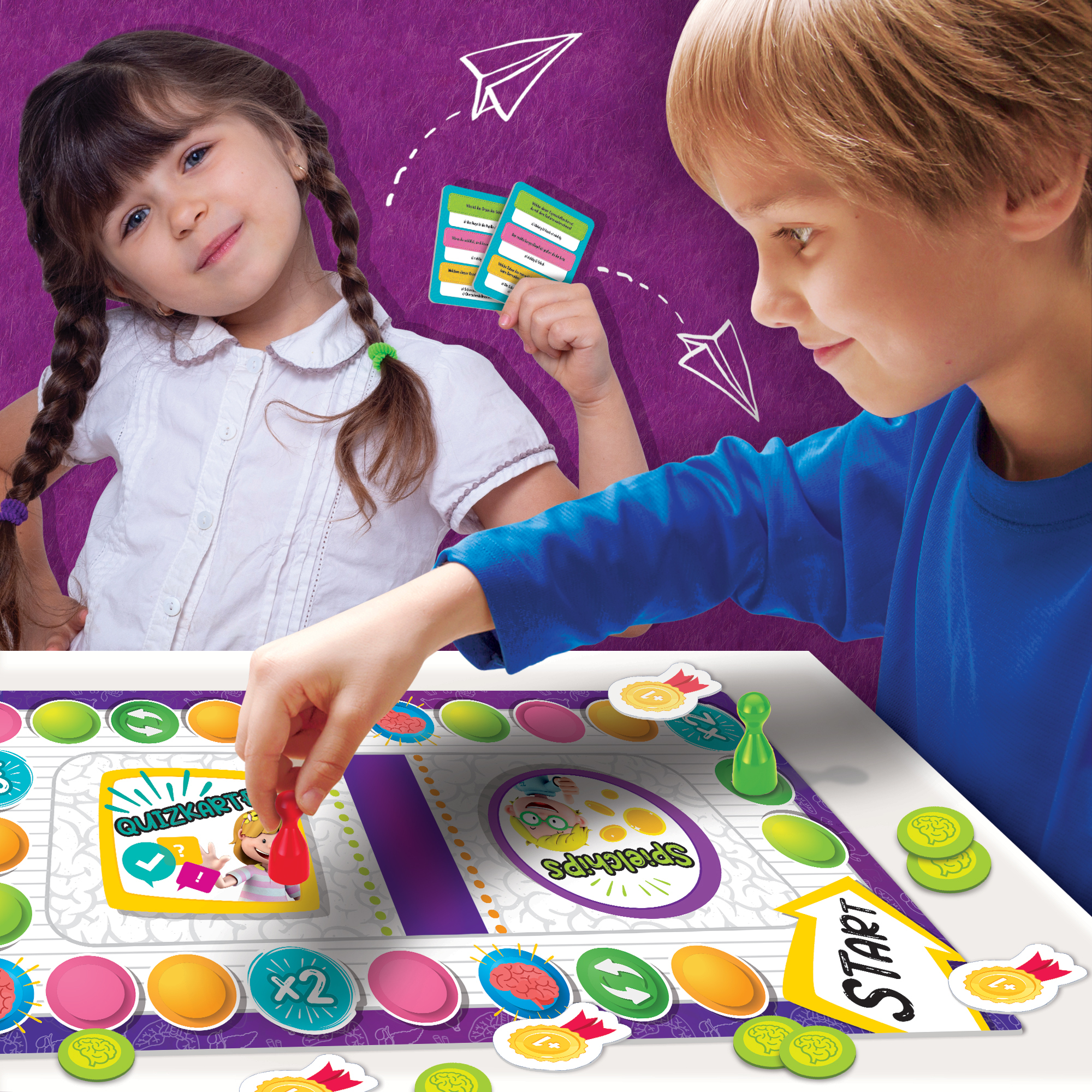 Zwei Kinder spielen ein Brettspiel. Das Spielbrett ist bunt und hat Karten und Spielsteine.