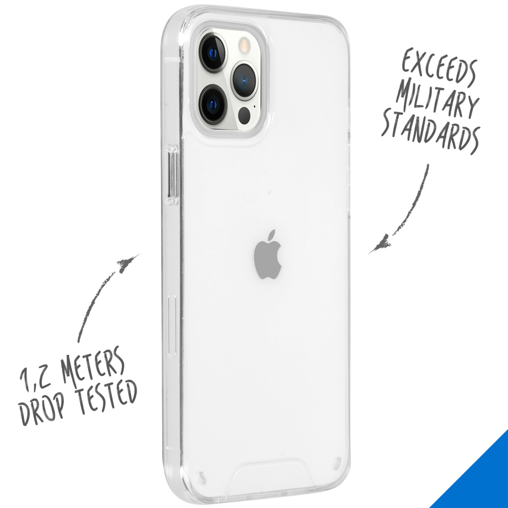Un étui transparent pour téléphone avec un téléphone à l'intérieur. L'étui a un logo et du texte sur les tests de chute.