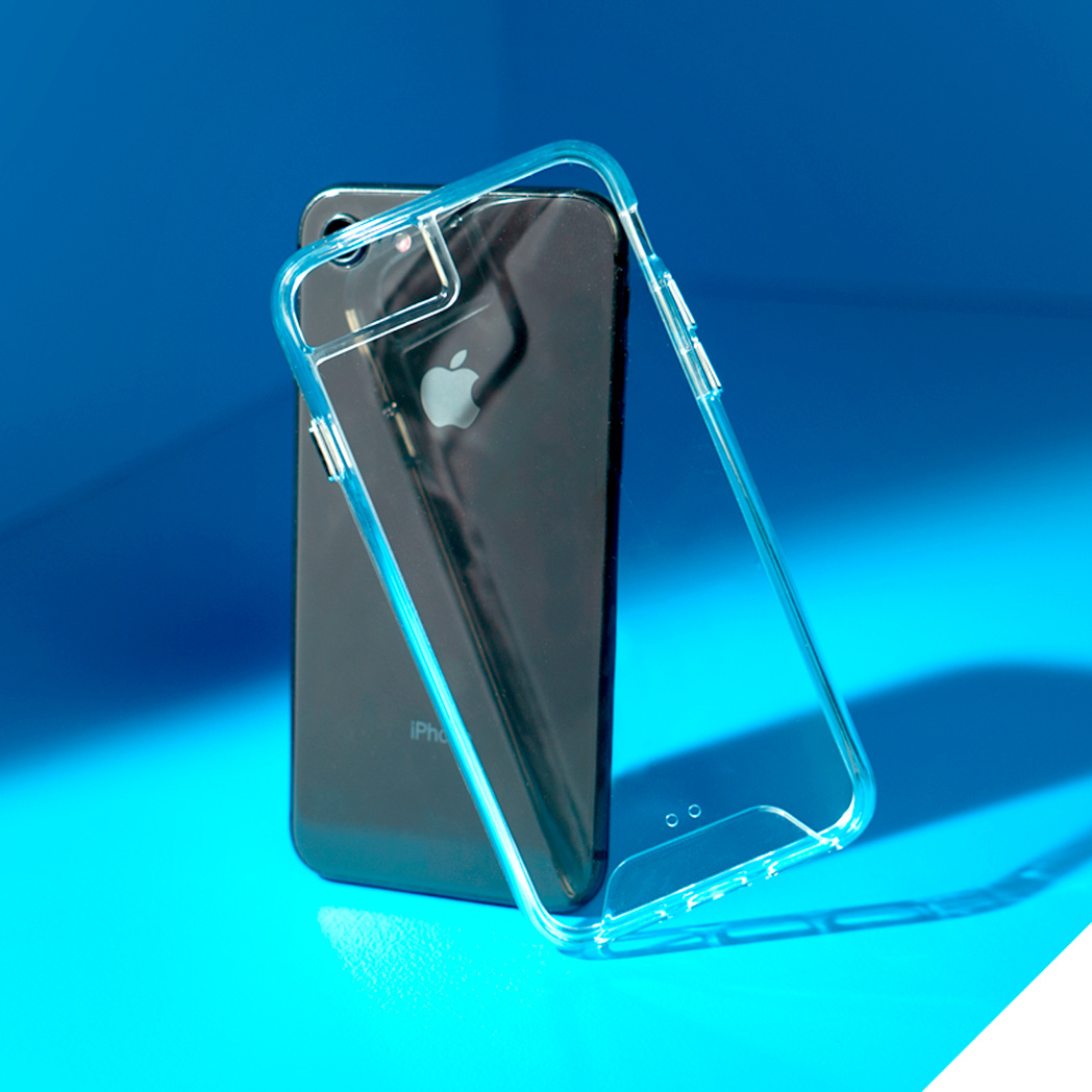 Coque de téléphone transparente avec un téléphone à l'intérieur et fond bleu.