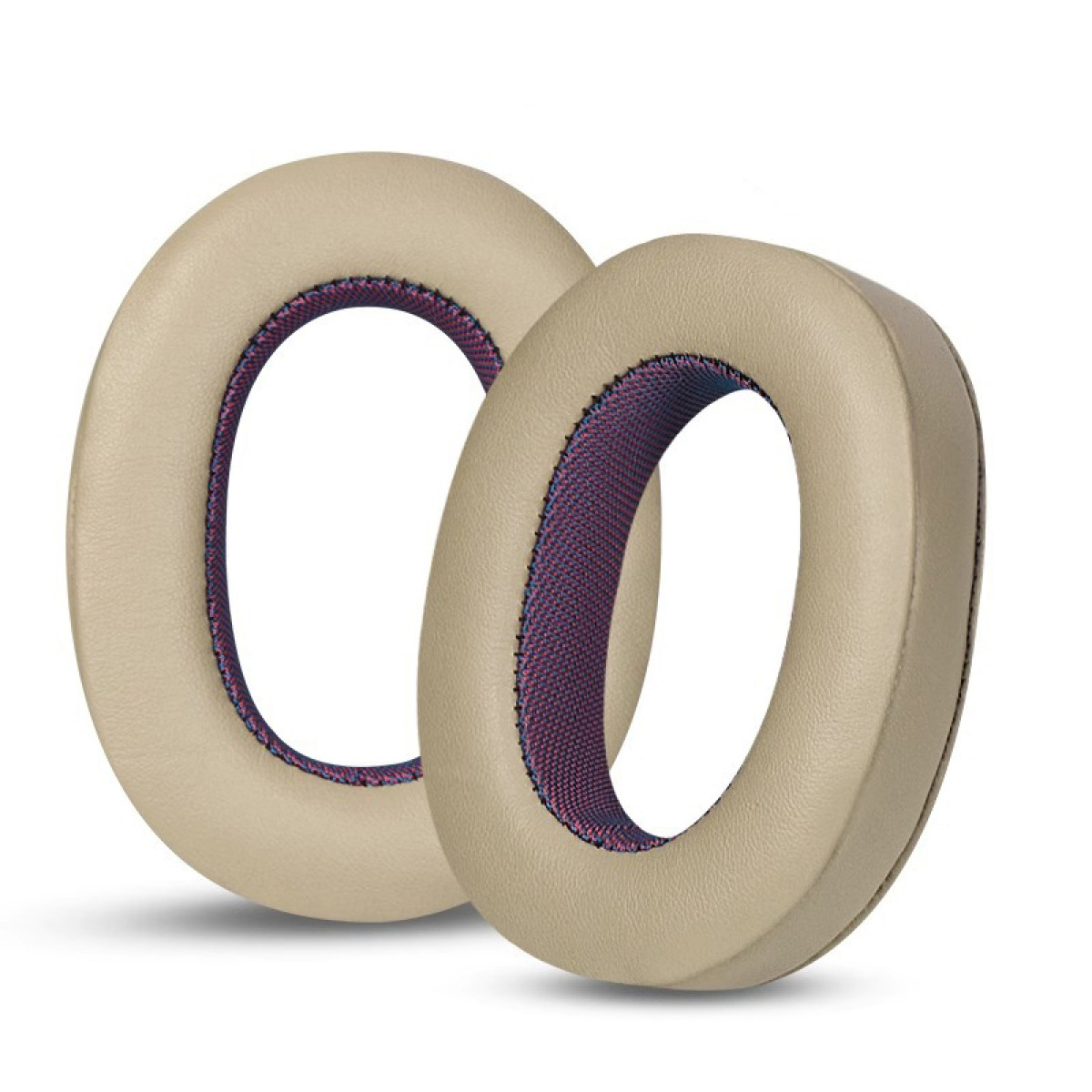 Dwie beżowe poduszki do słuchawek z fioletowymi i czarnymi akcentami. Są na białym tle.