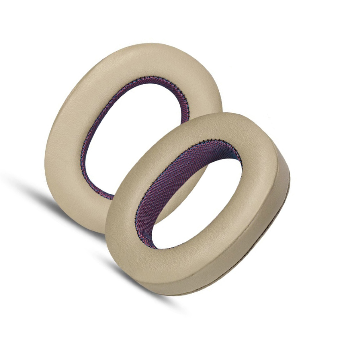 Dwie owalne, jasnobrązowe nauszniki z fioletową siatkową podszewką. Są na białym tle.