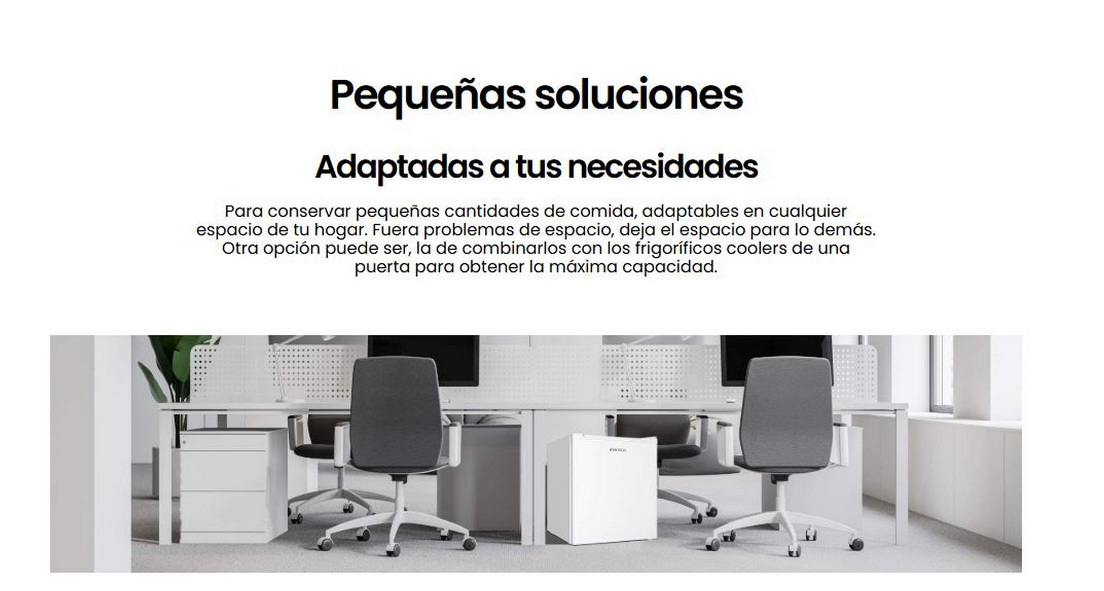 Escena de oficina, escritorios, sillas. Frigorífico blanco pequeño. Texto en español.