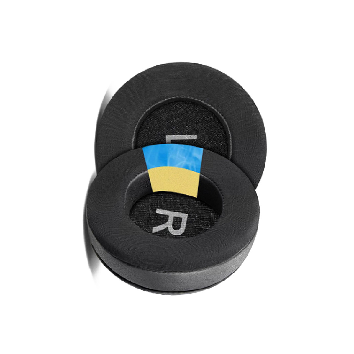 Nauszniki słuchawek, jeden z flagą ukraińską. Białe tło.