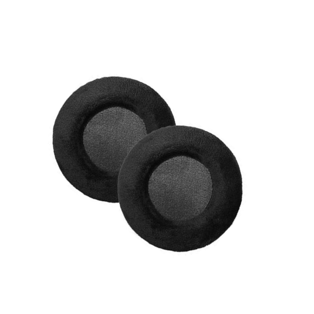 Dwie czarne poduszki nauszne do słuchawek, leżące obok siebie na białej powierzchni.