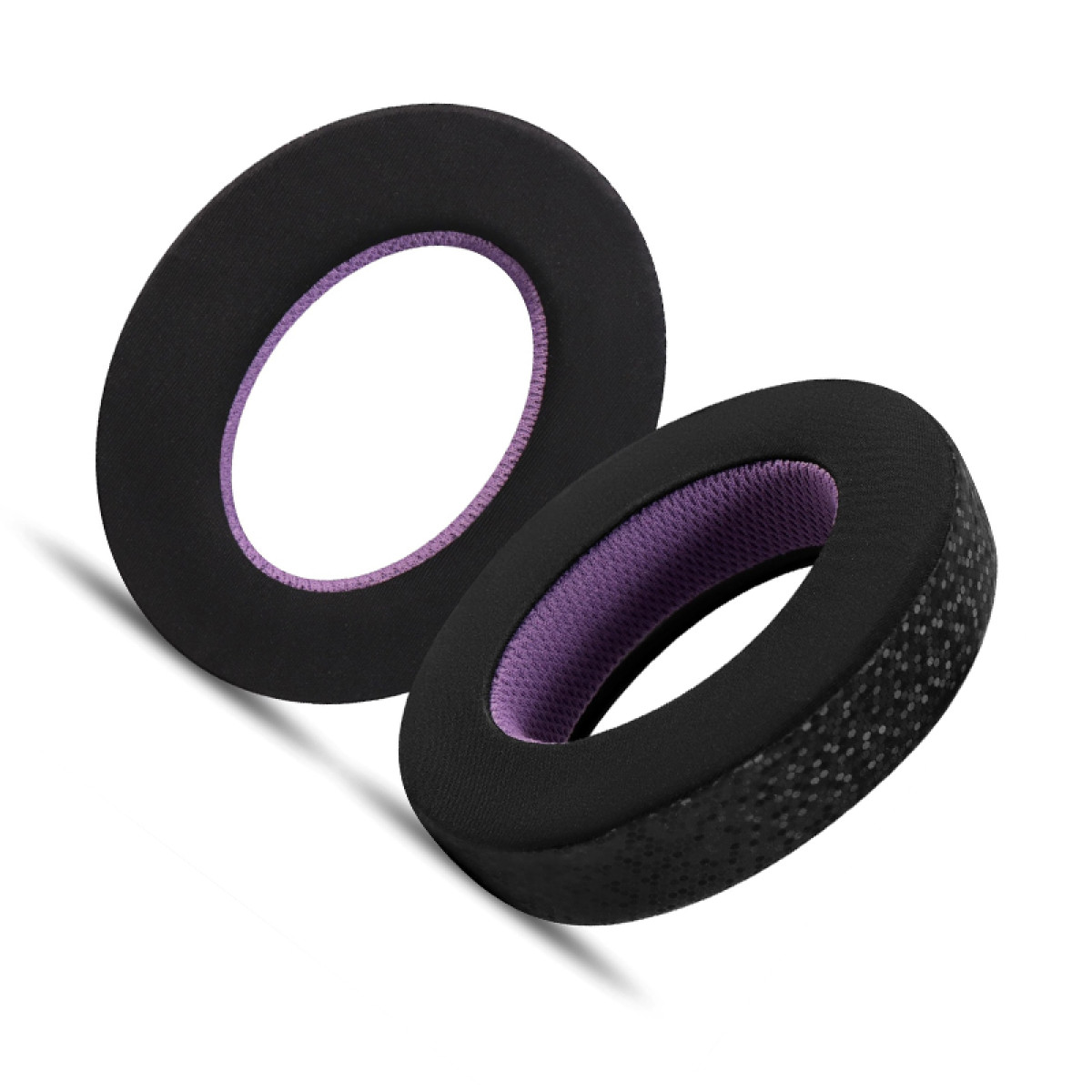 Due cuscinetti neri per auricolari con fodera interna in rete viola su sfondo bianco.