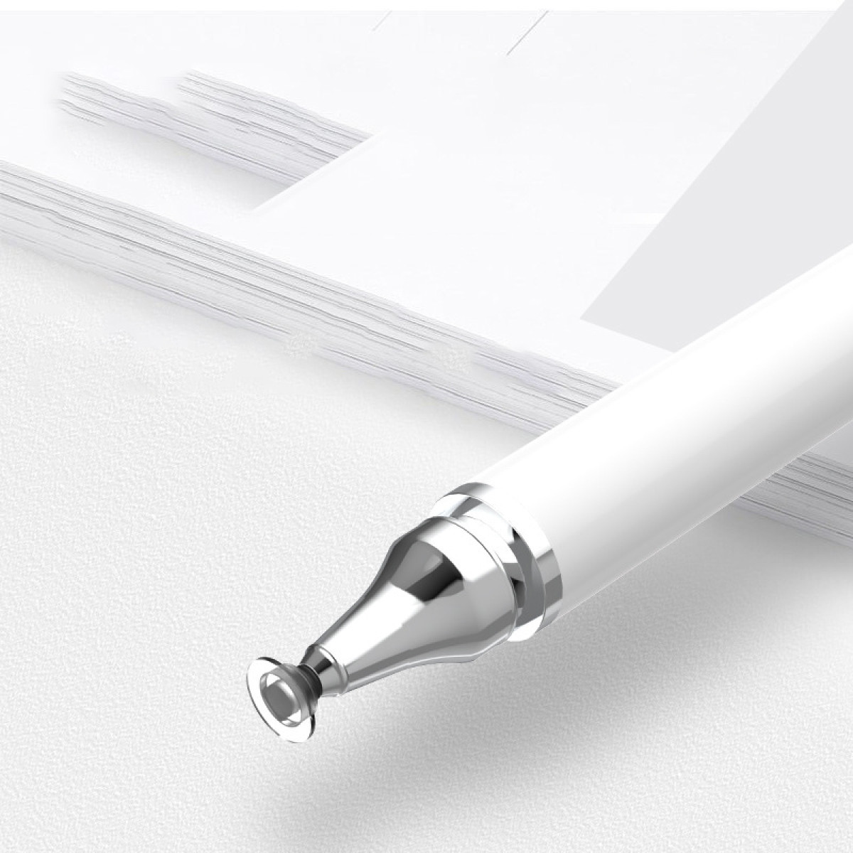 Weißer Stylus-Stift mit silberner Spitze und Hintergrund aus gestapelten weißen Papieren.