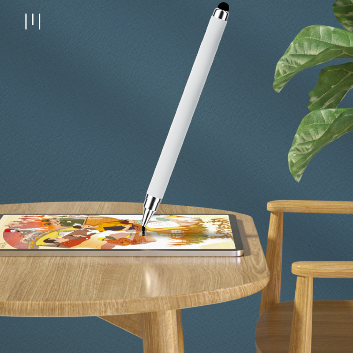 Ein weißer Stift berührt ein Tablet auf einem Holztisch. Eine Pflanze und ein Stuhl sind im Hintergrund.