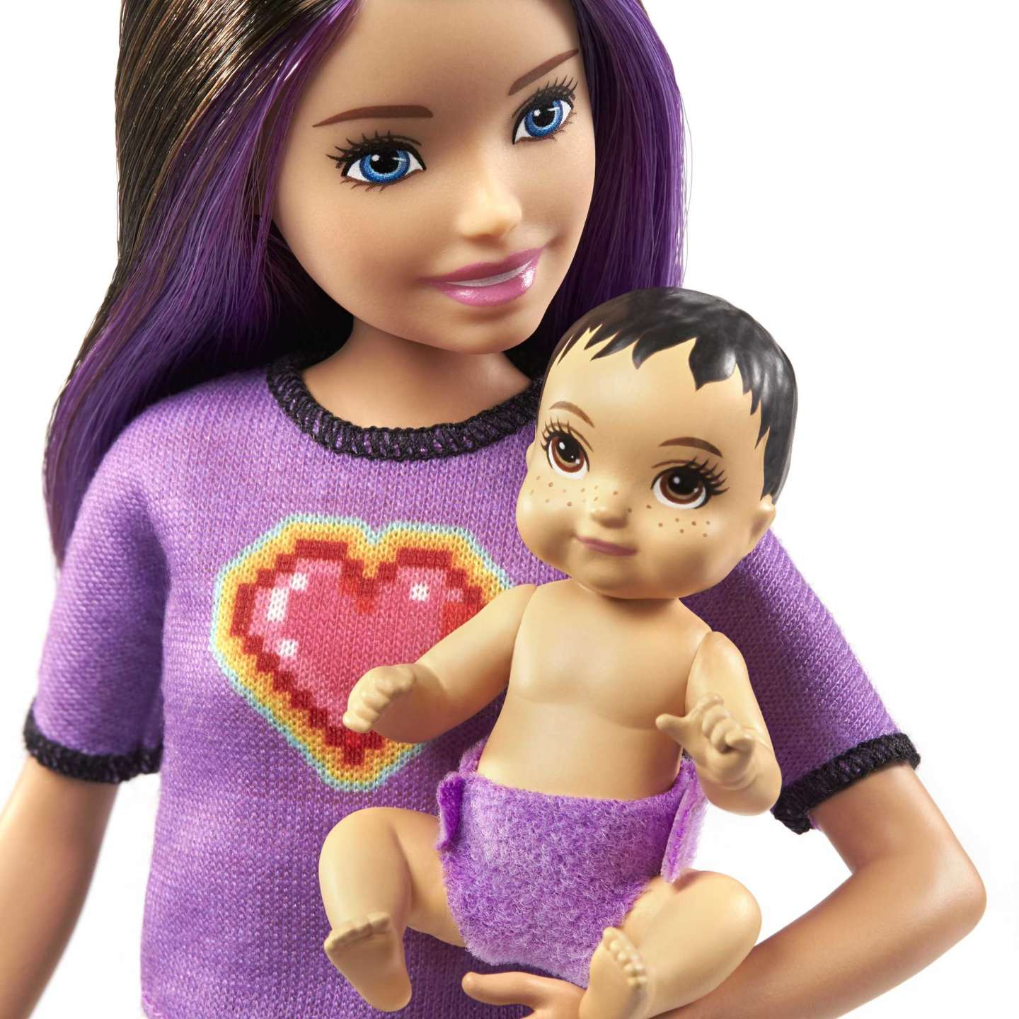 Muñeca Barbie sosteniendo un bebé. Barbie tiene pelo morado y viste una camisa morada.