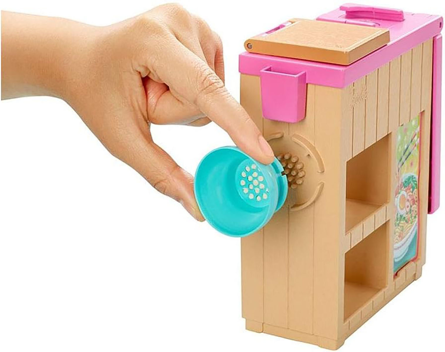 Cucina giocattolo con mano che interagisce, mostrando un colino blu.