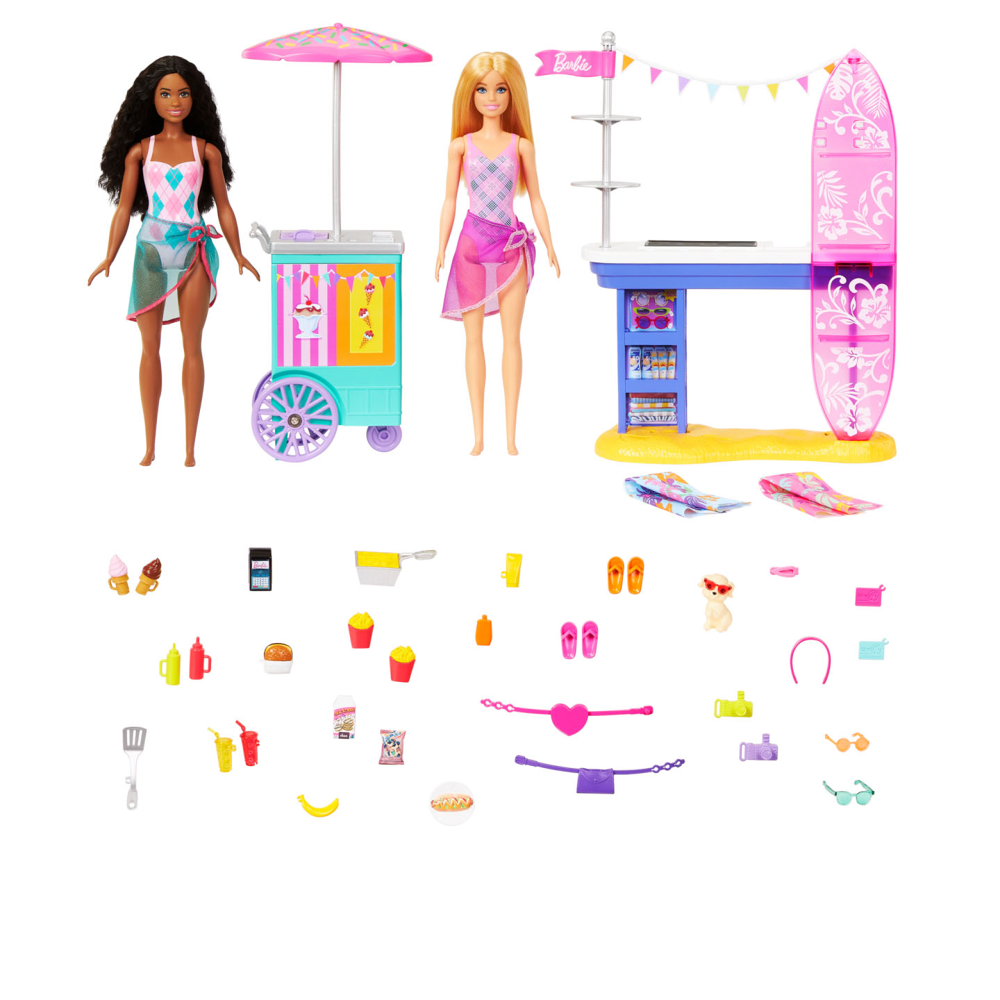 Barbie-Strandszene: zwei Puppen, ein Essenswagen, ein Surfbrett und Zubehör auf weißem Hintergrund.