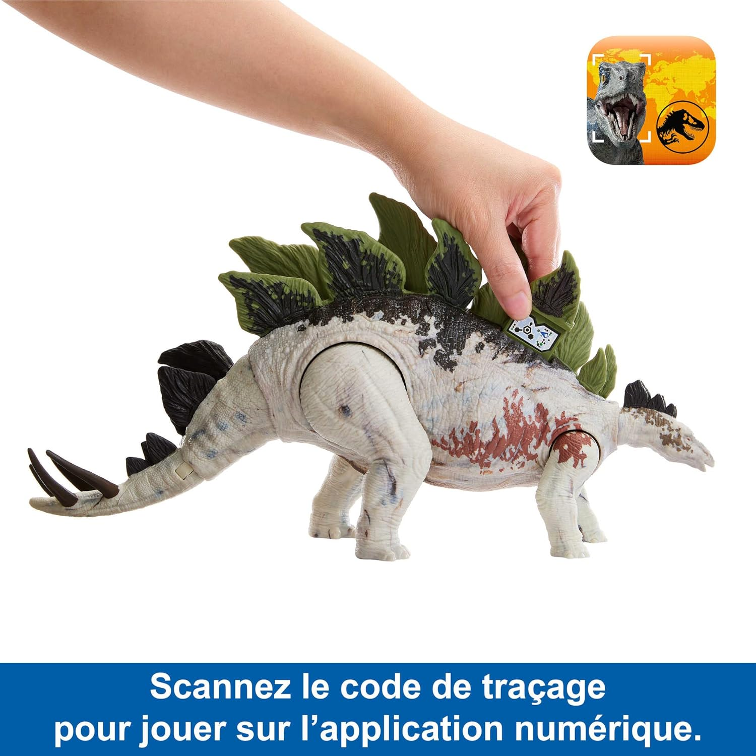Una persona scansiona un codice su un giocattolo dinosauro; logo app in alto a destra.