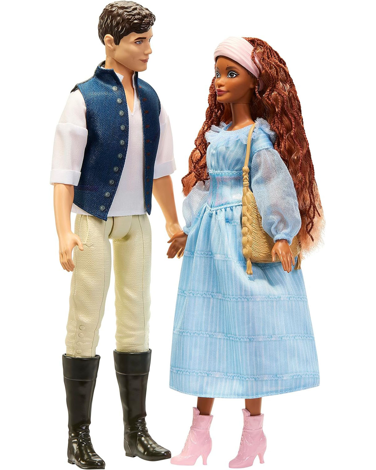 Due bambole, un uomo in gilet e una donna in abito blu, su sfondo bianco.