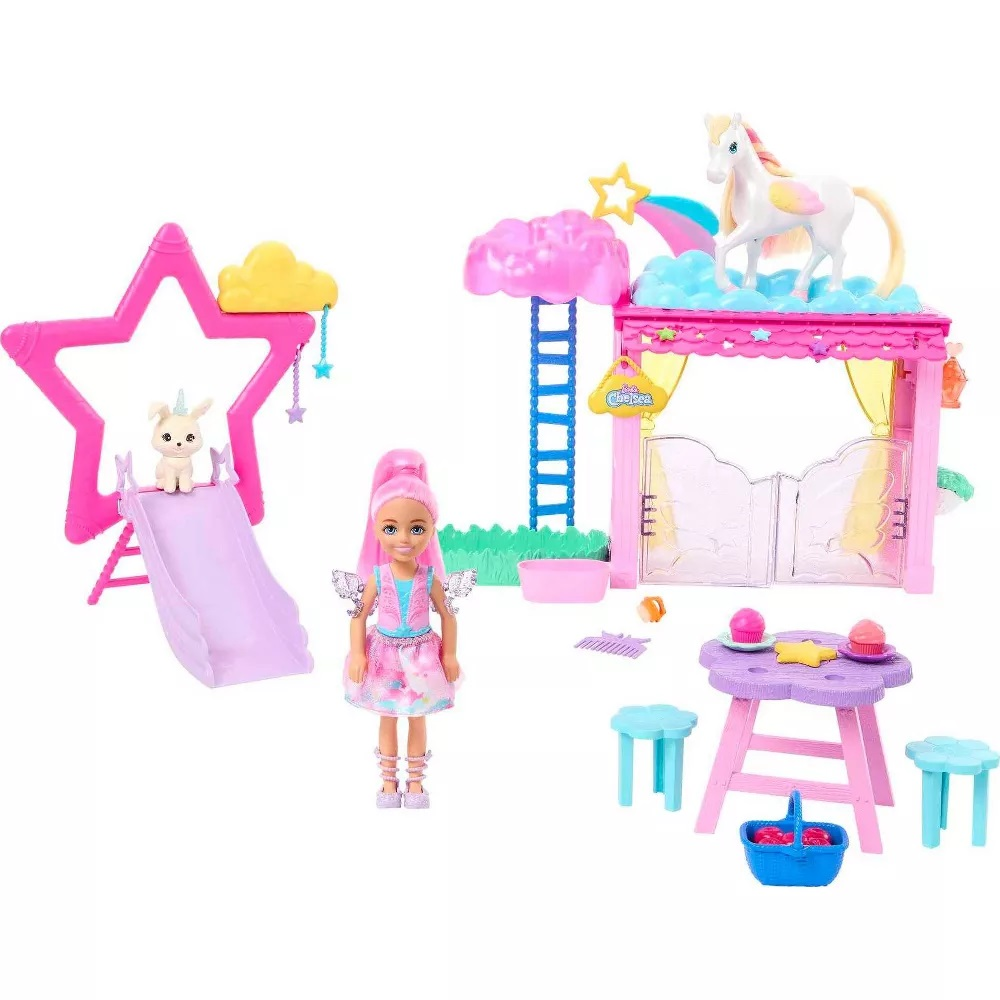 Set da gioco con bambola e accessori: scivolo, tavolo, cavallo, nuvola e bambola con ali. Sfondo bianco.