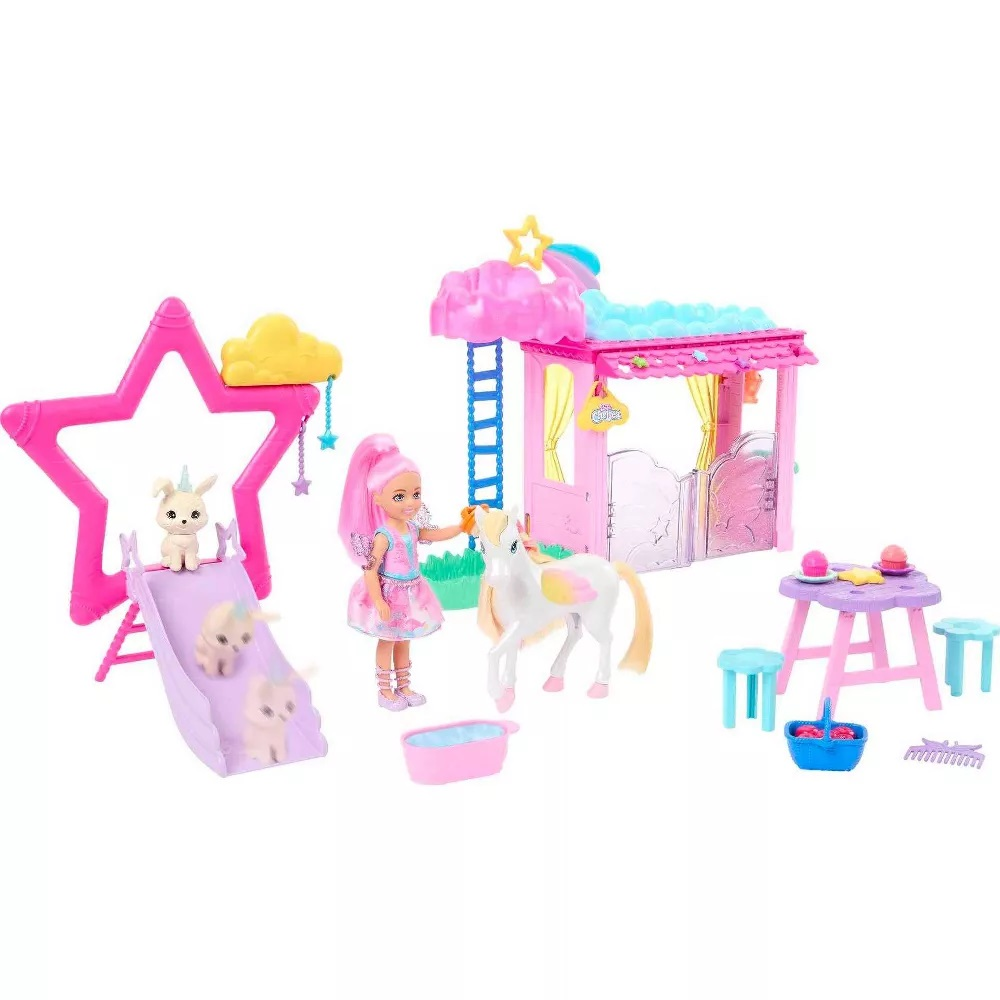 Un set da gioco con una bambola, un pony, uno scivolo e altri giocattoli. Sfondo bianco.