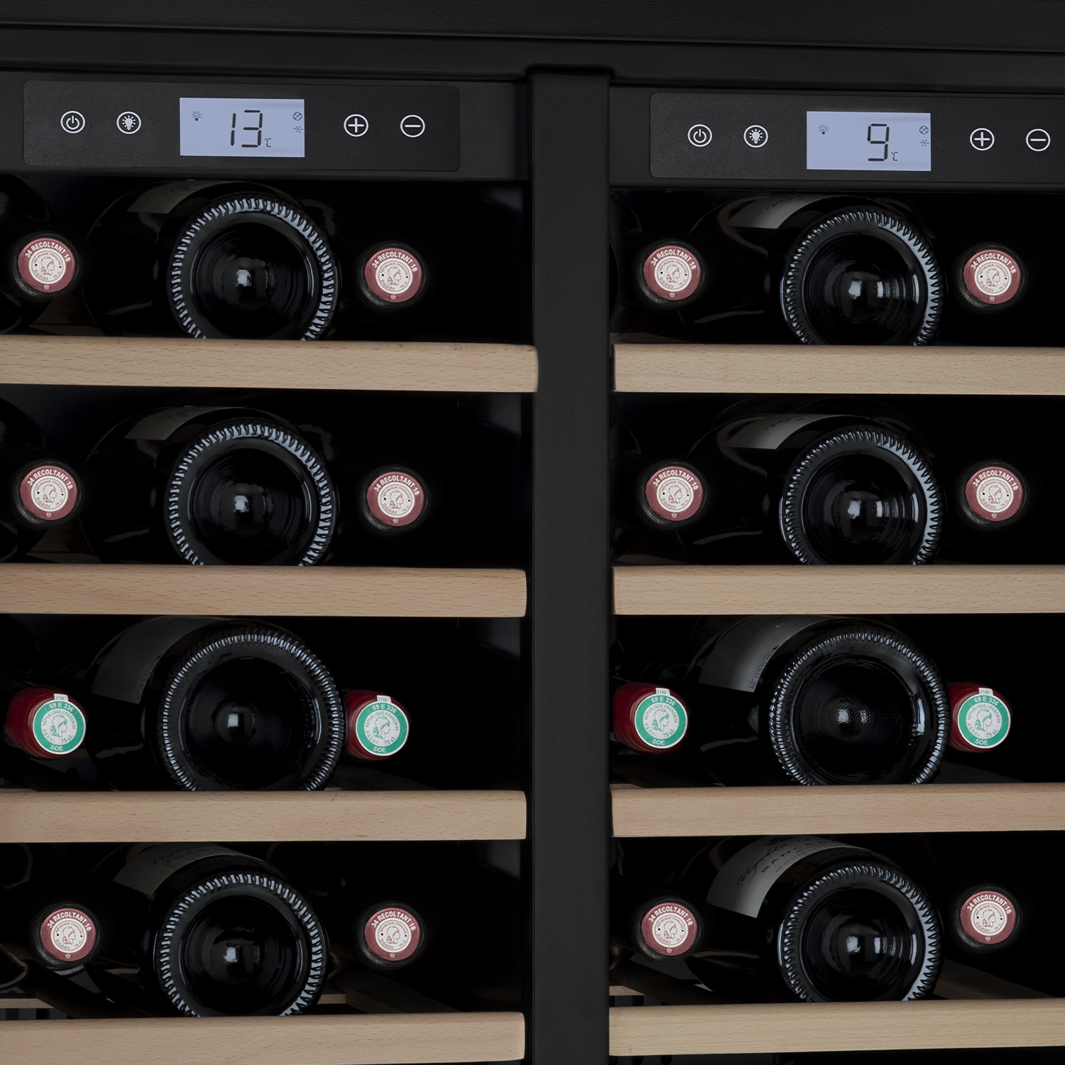 Weinkühler mit Weinflaschen auf Holzregalen. Digitale Anzeigen zeigen Temperaturen. Schwarze Tür.
