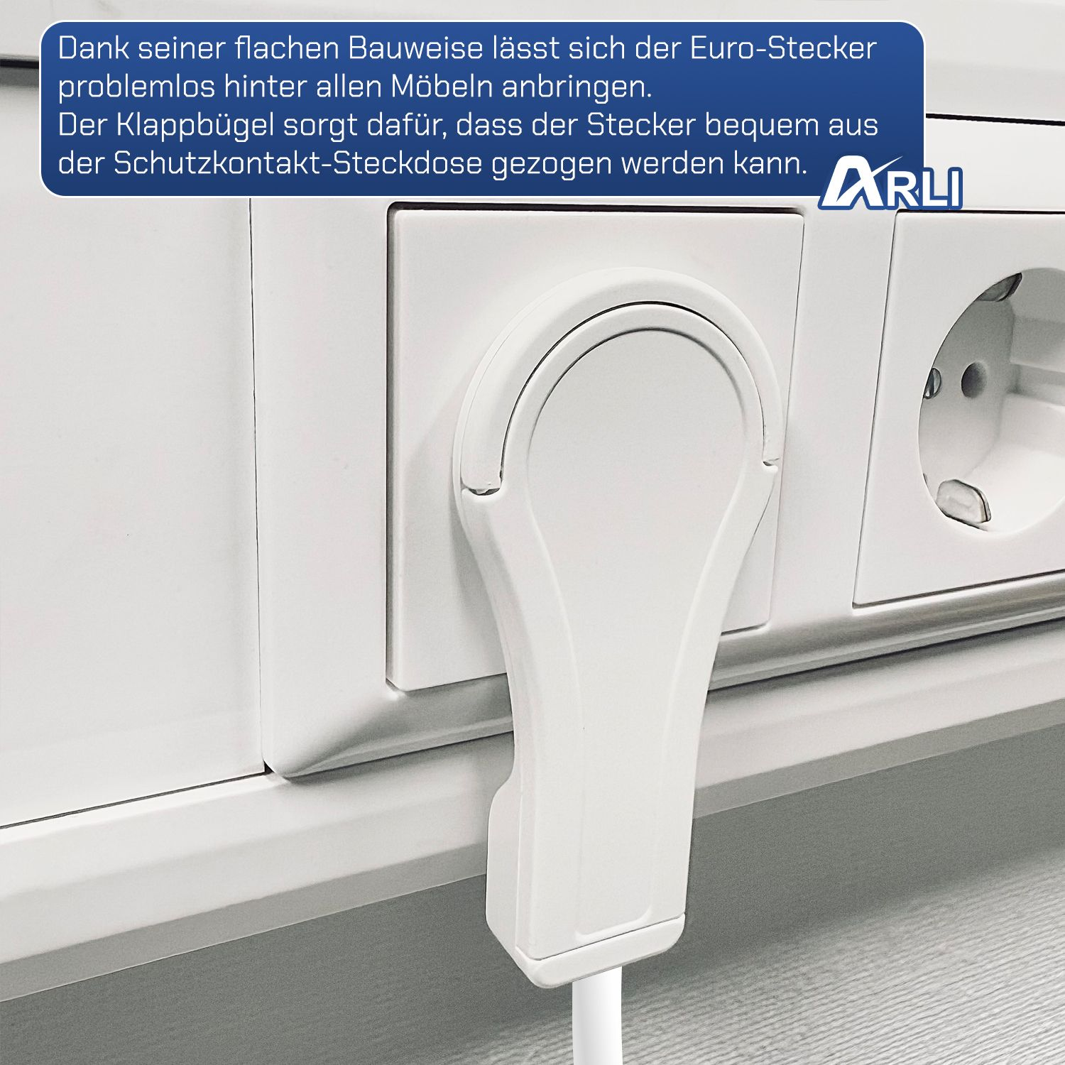 Weiße Wand mit Steckdosen. Ein weißer Stecker ist eingesteckt. Text sagt, es ermöglicht einfache Platzierung hinter Möbeln.