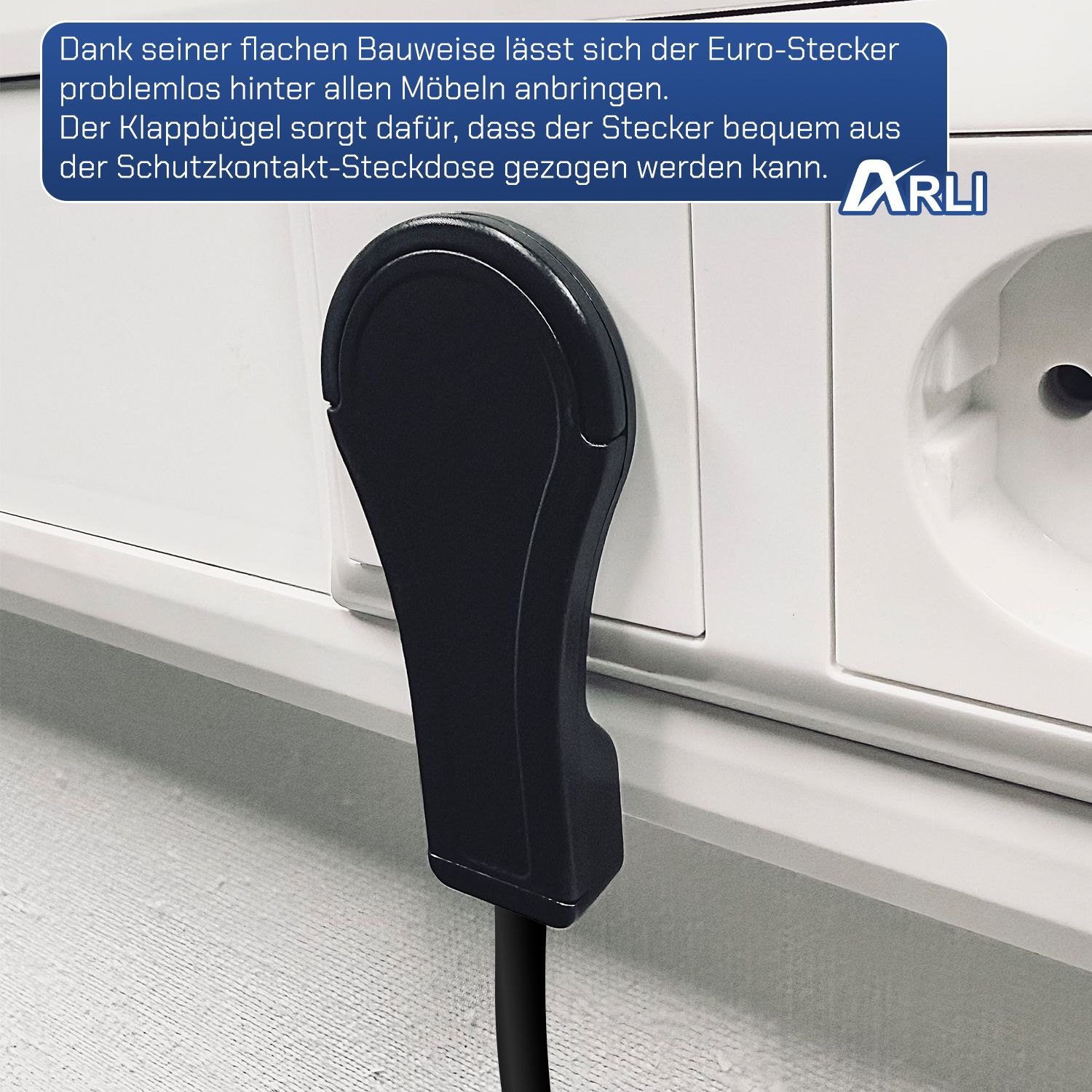 Ein schwarzer Stecker in einer Steckdose. Text weist darauf hin, dass das Design hinter Möbel passt.
