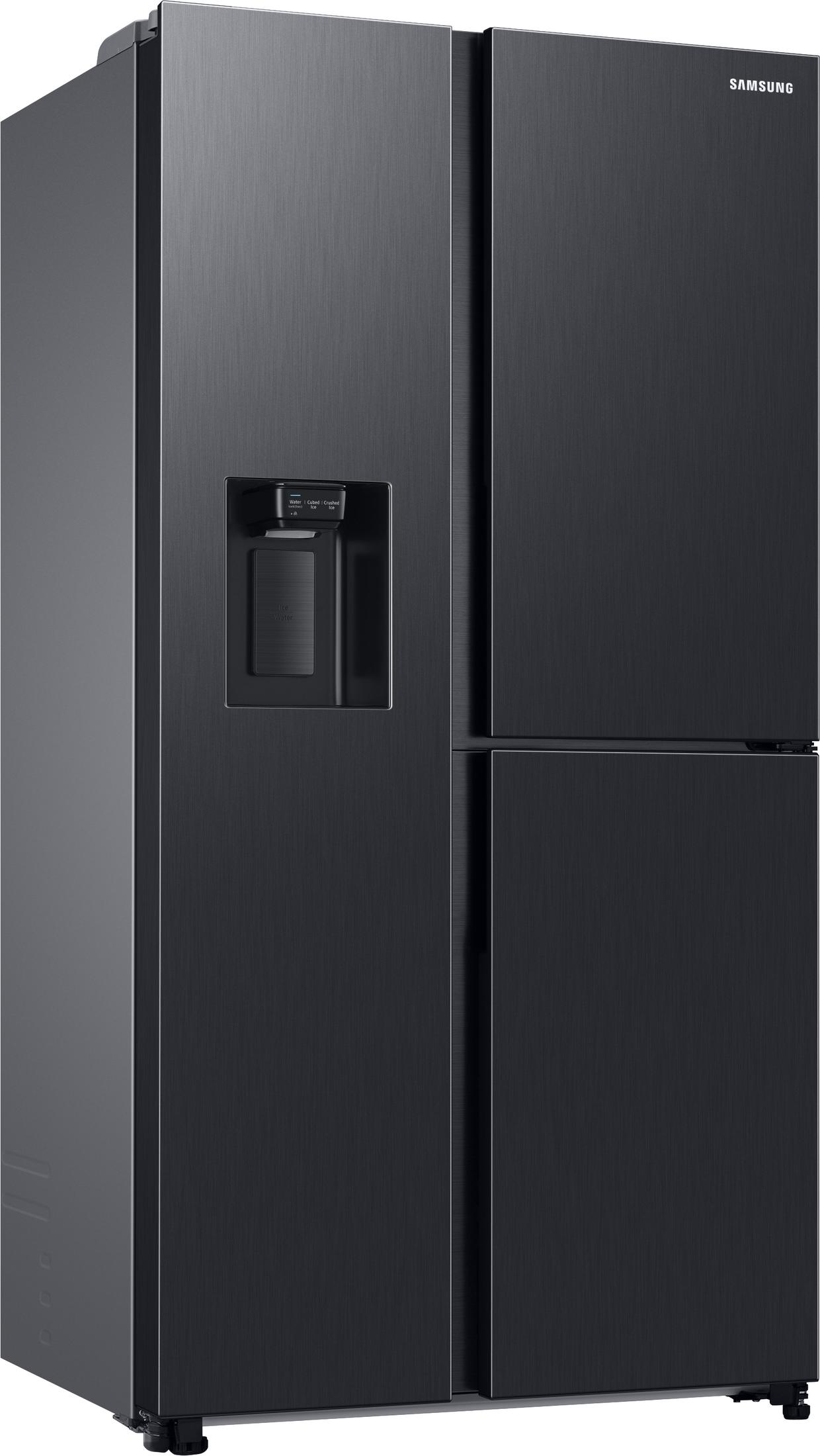 Ein schwarzer Samsung Kühlschrank mit vier Türen. Er hat einen Wasserspender an der Vorderseite.