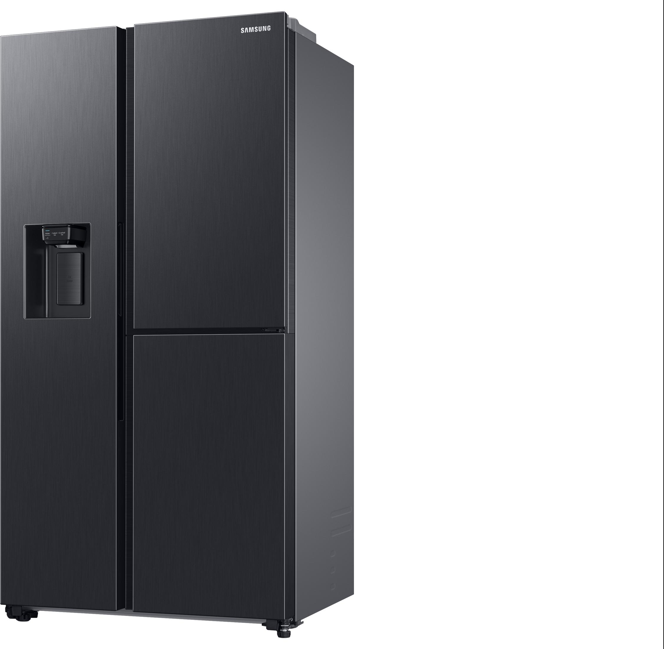 Schwarzer Samsung Side-by-Side-Kühlschrank mit Wasserspender, isoliert auf weißem Hintergrund.