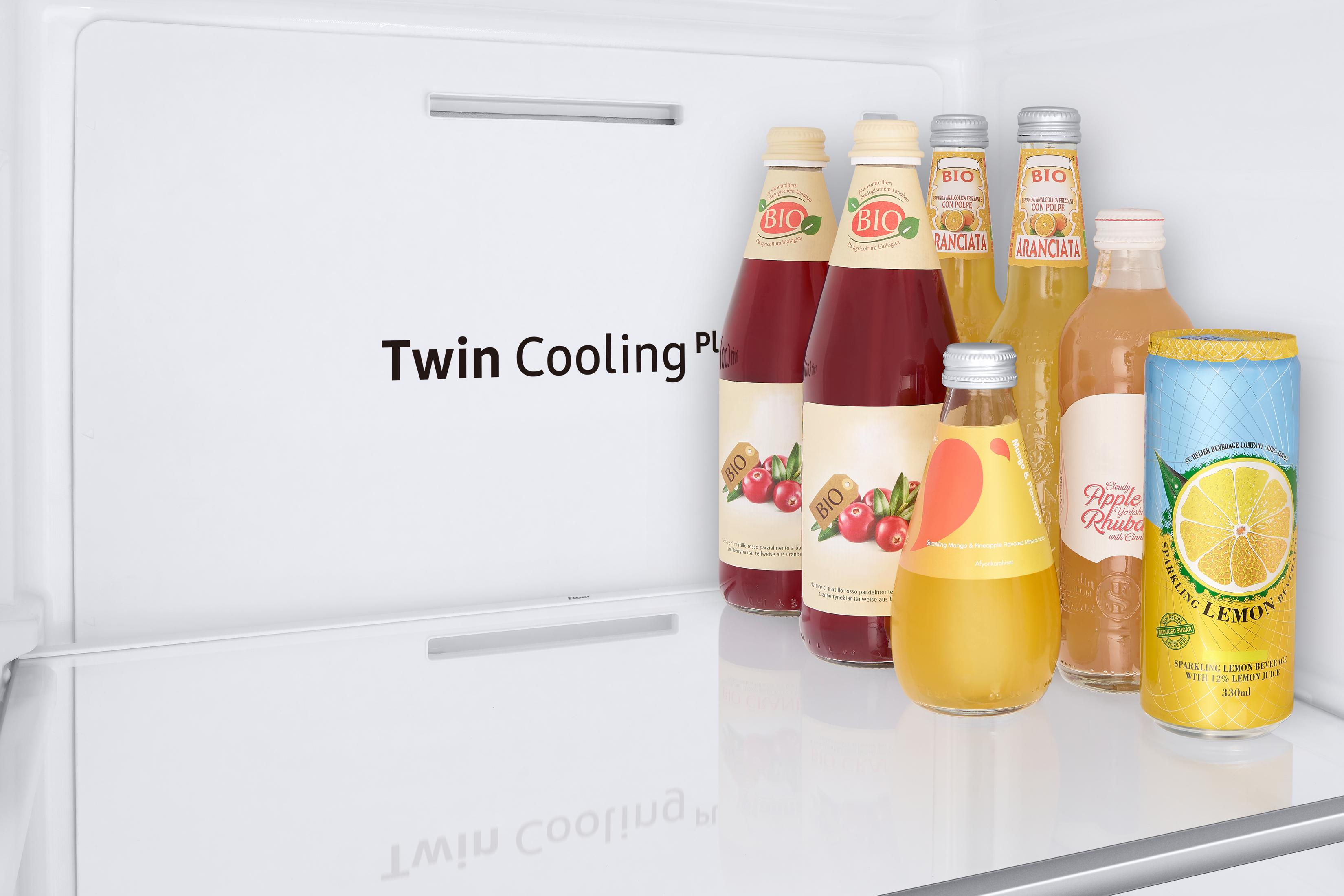 Kühlschrankinnenraum mit Flaschen Saft und Wasser. Die Flaschen sind mit Fremdsprachen beschriftet.